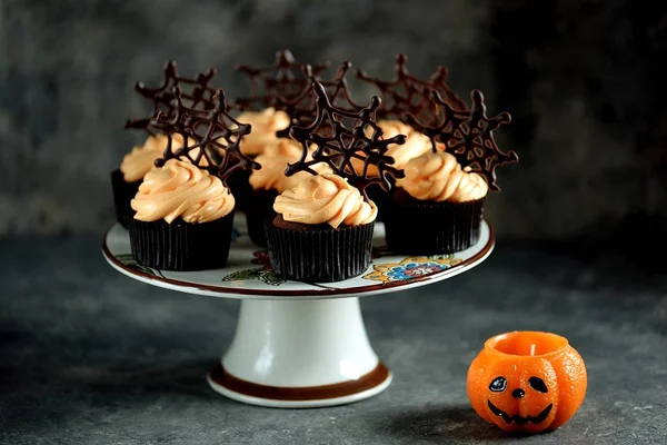 Chocolade Cupcakes Met Pompoenroom Chocolade Spinnenweb Dessert Voor Halloween — Stockfoto