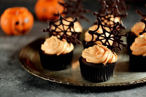 Chocolade Cupcakes Met Pompoenroom Chocolade Spinnenweb Dessert Voor Halloween — Stockfoto