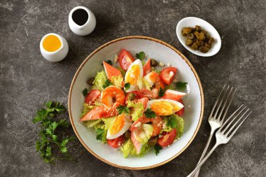 Yengeç etli salata, karides, parmesan, kapari, vişneli domates ve marul. Sağlıklı yiyecekler.