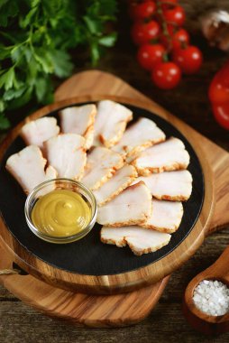 Baharatlı ve hardallı tuzlanmış domuz yağı. Votka için geleneksel Ukrayna aperatifi.