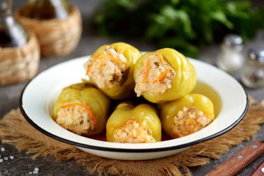 Pirinç ve doğranmış tavuk göğsü, soğan, havuç ve domates ile doldurulmuş yeşil biber..