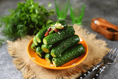 Ev yapımı hafif tuzlu salatalık. Organik, sağlıklı yiyecekler..