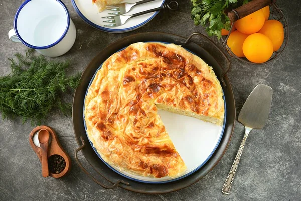 전통적 파이에는 셰이프 요구르트를 달걀과 섞는다 유기적으로 — 스톡 사진