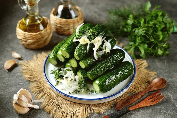 Zelfgemaakte Gezouten Komkommers Met Uien Knoflook Dille Azijn Plantaardige Olie — Stockfoto