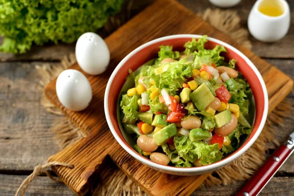 Salada Com Abacate Milho Feijão Cebola Pimentão Alface Alimentos Veganos — Fotografia de Stock