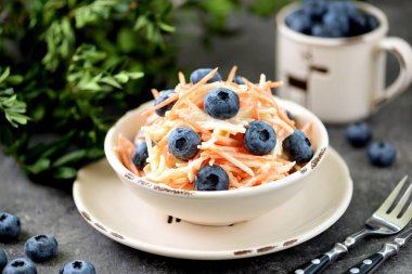 Elma, havuç, yabanmersini ve yoğurt soslu vitamin salatası. Sağlıklı yiyecekler.