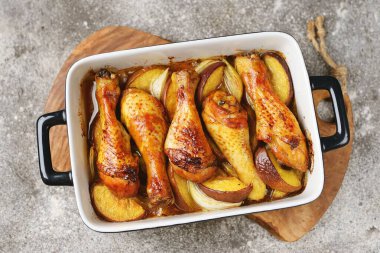 Soğan ve elmayla pişirilmiş lezzetli tavuk budu..