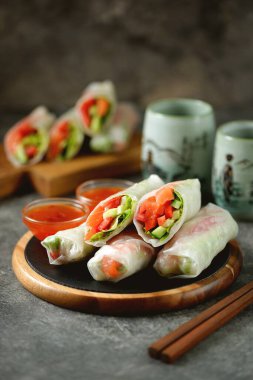 Somon, salatalık, biber, domates ve marullu börek. Organik yiyecekler.