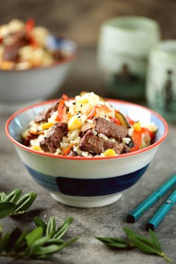 Biftek, mısır, patlıcan, havuç, sarımsak, dolma biber ve sarımsaklı pilav..