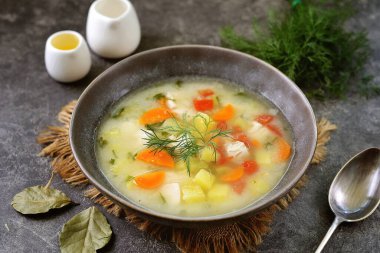 Patates, havuç, domates, irmik ve tavuk fileto çorbası. Sağlıklı yiyecekler.