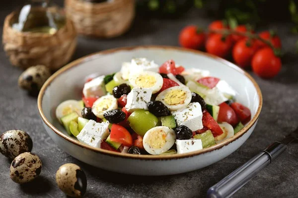 Salada Grega Com Ovos Codorna Salada Com Pimentão Tomate Pepino — Fotografia de Stock