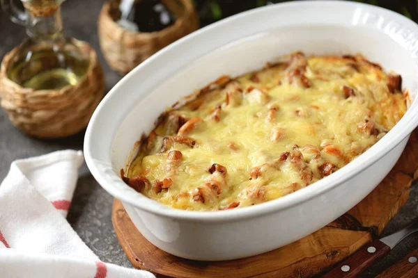 Casserole Pommes Terre Aux Girolles Frites Oignons Fromage — Photo