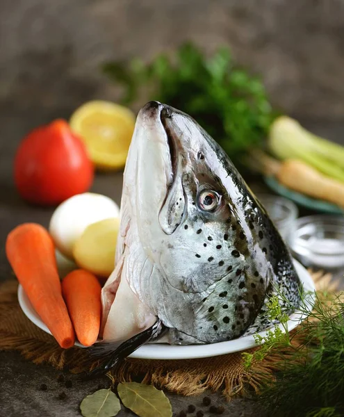 Ingrediënten Voor Vissoep Zalmkop Aardappelen Wortelen Uien Citroen Laurierbladeren Dille — Stockfoto