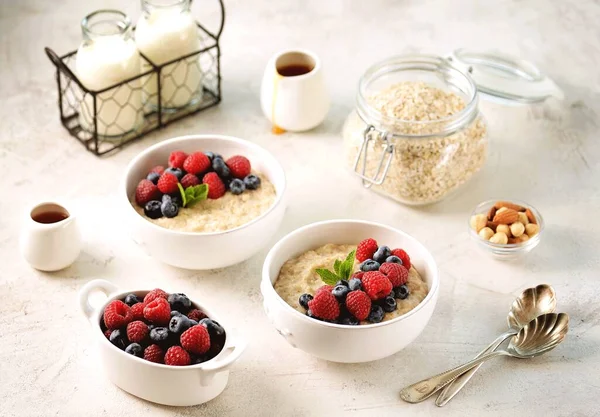 燕麦片 新鲜蓝莓和覆盆子 健康早餐 — 图库照片