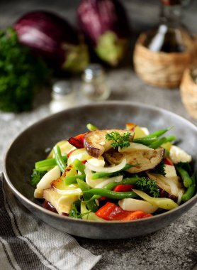 Mozzarella, dolmalık biber, soğan ve yeşil fasulyeli kızarmış patlıcan salatası..