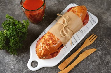 Jambonlu sandviç, salam ve domates..