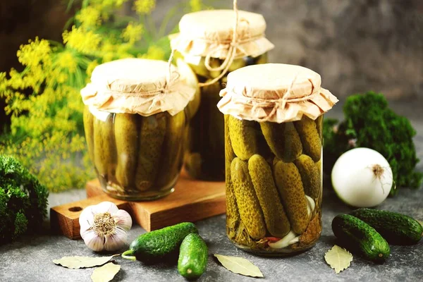 Pepinos Escabeche Caseros Con Eneldo Hojas Laurel Cebolla Ajo —  Fotos de Stock