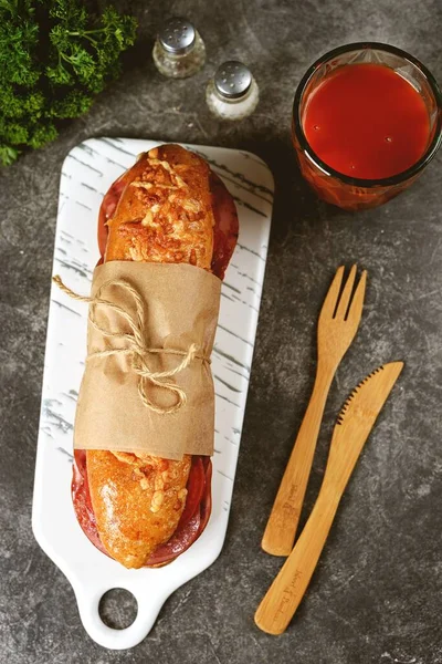 Сэндвич Ветчиной Салями Помидорами — стоковое фото