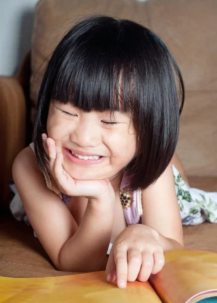 Asiático Menina Sorrindo Enquanto Lendo Livro — Fotografia de Stock
