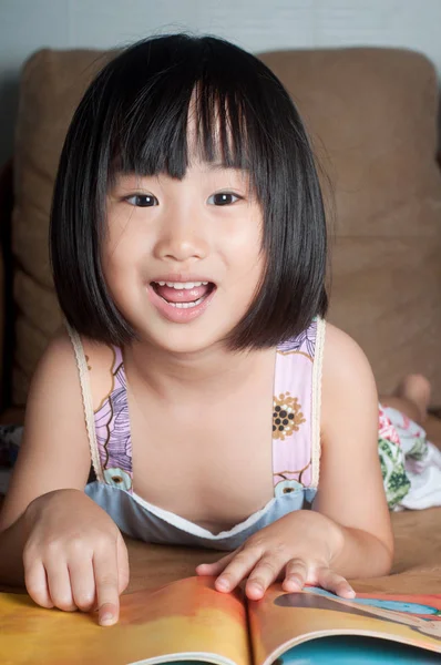 Азиатская Девочка Счастлива Читать Свою Книгу — стоковое фото