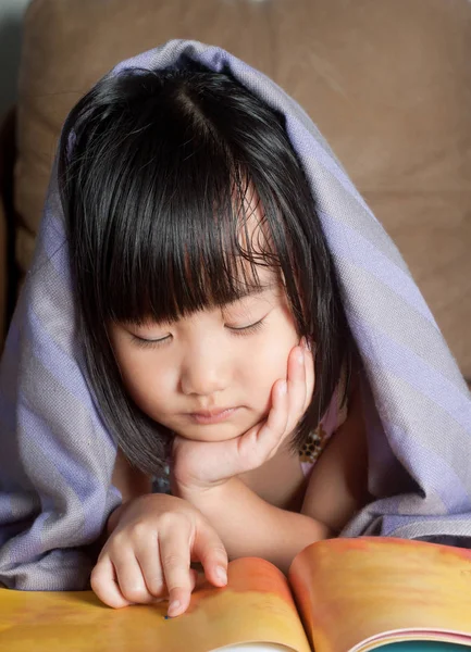 Fáradt Ázsiai Kislány Kell Könyvével Takaró Alatt Aludt Whie — Stock Fotó