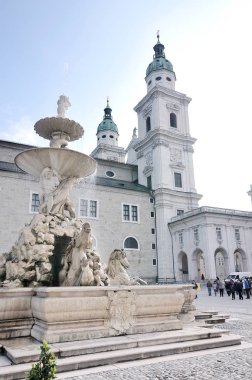 Salzburg 'da Residenzplatz' daki Residenz Meydanı. Avusturya.