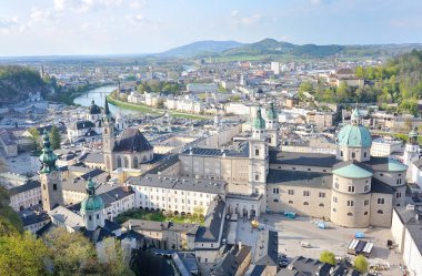  partnerliğindeki Nehri, Salzburg, Avusturya ile Salzburg golu tarihi panoramik manzaralı