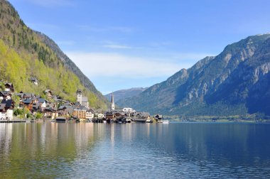  Avusturyalı Mountain.Hallstatt göl manzaralı, Avusturya Hallstatt Gölü ile Hallstatt köyünün görünümü.