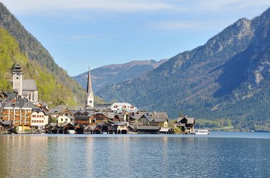 Avusturyalı Mountain.Hallstatt göl manzaralı, Avusturya Hallstatt Gölü ile Hallstatt köyünün görünümü.