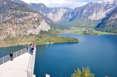 Hallstatt, Avusturya - Nisan 16,2016: Salzberg (tuz Dağı), biraz heyecan muhteşem görüntüleme platformu 