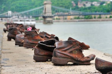 Budapeşte, Macaristan - 23 Nisan 2016: bronz Ayakkabı tuna yakasında, Yahudi halkının ikinci Budapeşte, Macaristan için dünya çapında Savaşı sırasında yürütülen anıt