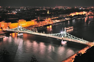 Budapeşte, uzun pozlama gece Özgürlük Köprüsü.