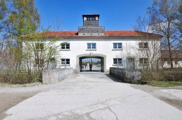 Ana güvenlik binası, Dachau toplama kampı Almanya'da girişinde