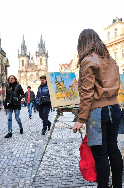 Praga Czeska Republika Kwiecień 2016 Ulica Malarz Jej Szkicowanie Tyn — Zdjęcie stockowe