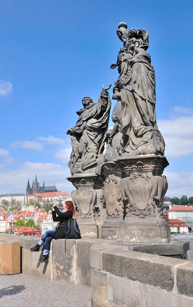 Praga Czeska Republika Kwiecień 2016 Niezidentyfikowane Kobiety Zrobić Zdjęcie Rzeźbą — Zdjęcie stockowe