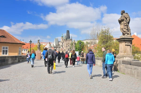 Praga Czeska Republika Kwiecień 2016 Anonimowych Ludzi Chodzących Most Karola — Zdjęcie stockowe