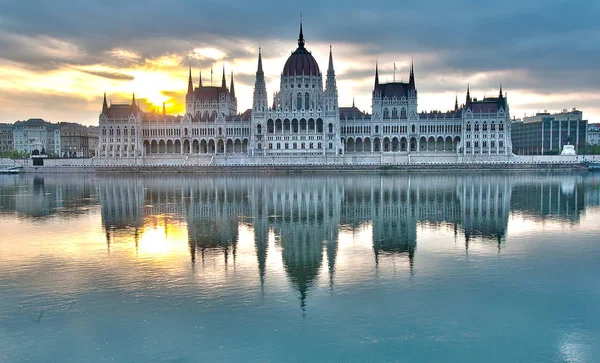 Изображение Венгерского Парламента Будапеште Венгрия Восходе Солнца — стоковое фото