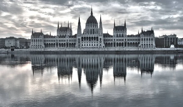 Изображение Венгерского Парламента Будапеште Время Восхода Солнца Черно Белом Стиле — стоковое фото