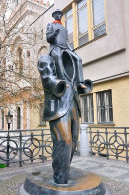 Prague, Çek Cumhuriyeti.-Nisan 18,2016: Jaroslav Rona heykelin Franz Kafka bulunan Yahudi Mahallesi, Prag İspanyolca sinagoga yanındaki