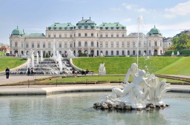 Vienna, Avusturya - 22 Nisan 2016: Belvedere Sarayı ve çeşmeler, Viyana, Avusturya