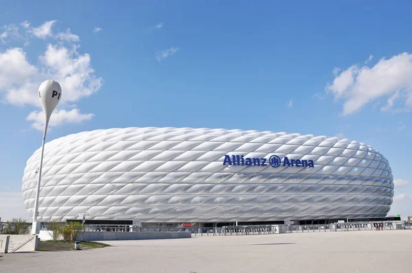 Münih, Almanya - 12 Nisan 2016: Allianz Arena Stadyumu Münih, Almanya. İç Saha futbol stadyumu Fc Bayern Münih için oturma kapasitesi bir 69,901 ile Allianz Arena olduğunu.