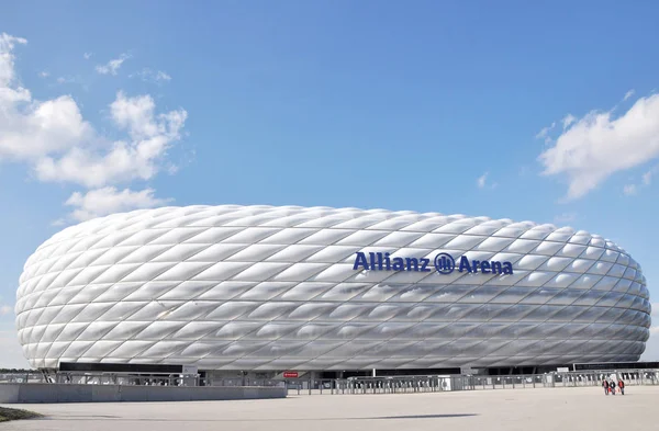 Münih, Almanya - 12 Nisan 2016: Allianz Arena Stadyumu Münih, Almanya. İç Saha futbol stadyumu Fc Bayern Münih için oturma kapasitesi bir 69,901 ile Allianz Arena olduğunu.