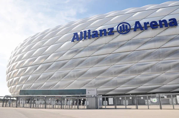 Münih, Almanya - 12 Nisan 2016: Allianz Arena Stadyumu Münih, Almanya. İç Saha futbol stadyumu Fc Bayern Münih için oturma kapasitesi bir 69,901 ile Allianz Arena olduğunu.