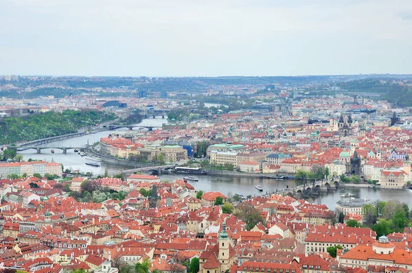 チャールズの空撮ペトシーンの丘展望塔から旧市街とヴルタヴァ川橋します プラハ チェコ共和国 — ストック写真
