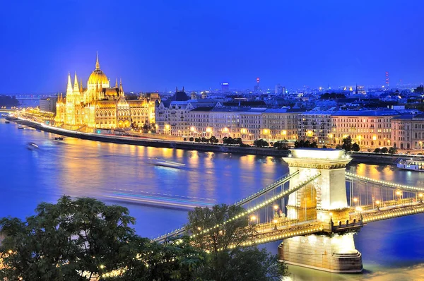 Most Łańcuchowy Oraz Nad Dunajem Budapeszcie Godzinach Wieczornych Jest Jeden — Zdjęcie stockowe