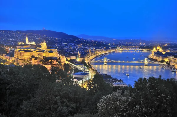 Evening View Budapest Danube River Seen Gellert Hill Lookout Pointi — стоковое фото