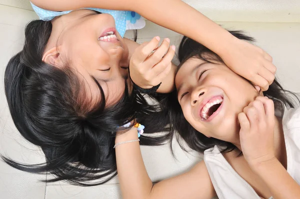 Посміхніться Азіатським Дітям Які Лежать Ліжку Грають Вид Зверху — стокове фото