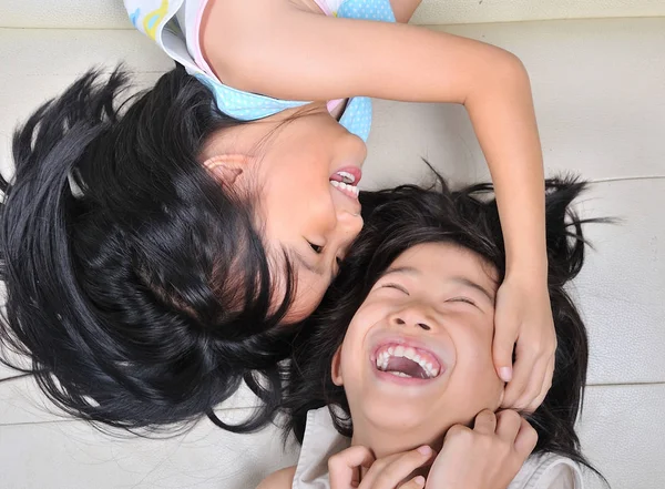Uśmiech Azjatyckich Dzieci Leżąc Łóżku Granie Widok Góry — Zdjęcie stockowe