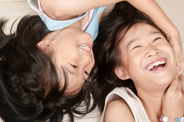 Посміхніться Азіатським Дітям Які Лежать Ліжку Грають Вид Зверху — стокове фото