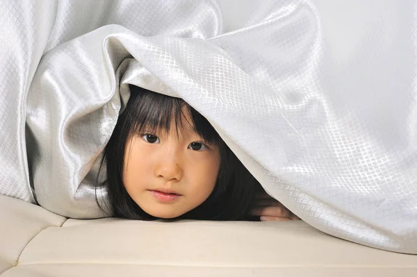 Asiatische Kleine Mädchen Guckt Aus Einem Vorhang — Stockfoto